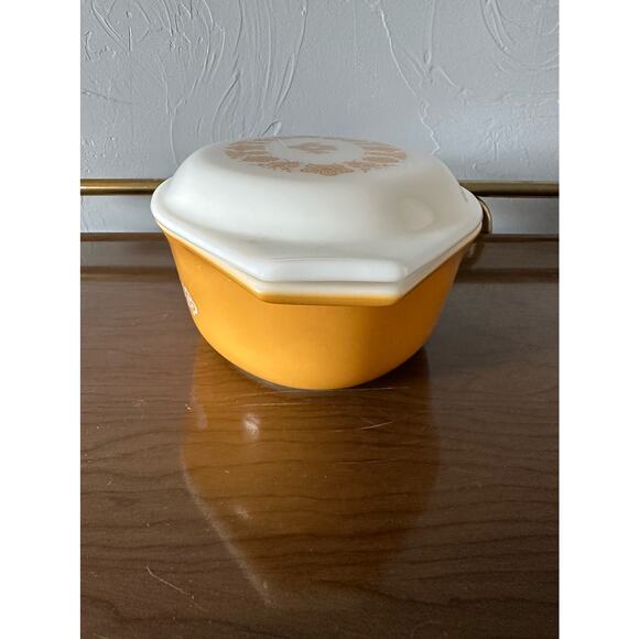 Vintage 1970's Pyrex Butterfly Gold Covered Casserole Dish with LID Collectible - Picture 6 of 9